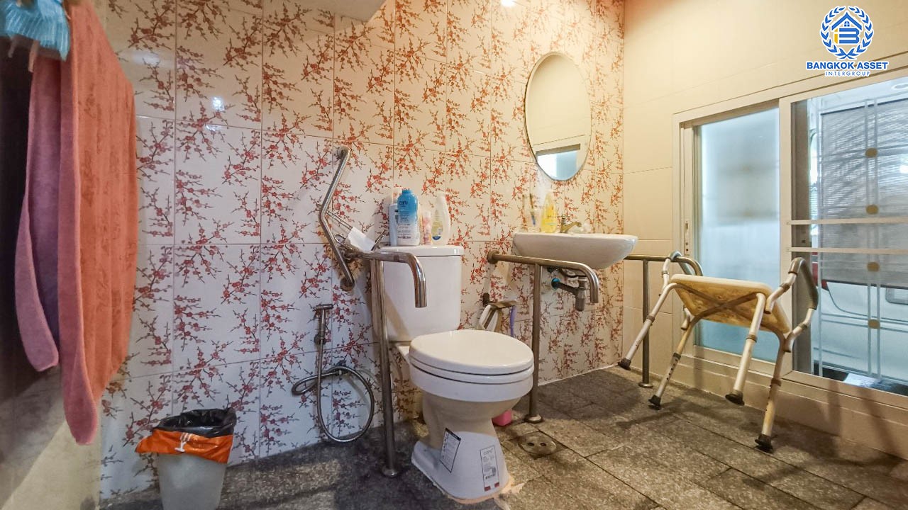 *****ทาวน์เฮ้าส์มือสอง 3 ชั้น ซอยสมเด็จพระเจ้าตากสิน5 เนื้อที่ 22 ตร.ว. ฟังก์ชัน 4 ห้องนอน 3 ห้องน้ำ 1 ที่จอดรถ แถมฟรี!!  เครื่องปรับอากาศ 3 เครื่อง, เครื่องทำน้ำอุ่น 2 เครื่อง ทำเลดี เดินทางสะดวก เชื่อมต่อ ถ.กรุงธนบุรี, ถ.สมเด็จพระเจ้าตากสิน, ถ.เจริญรัถ ใกล้ไอคอน สยาม และ รถไฟฟ้าสายสีเขียว "สถานีวงเวียนใหญ่"